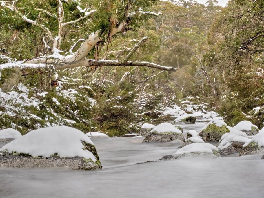 Big Yard Escapes - Two Off-Grid Tiny Houses On The Mowamba River Jindabyne Exteriér fotografie